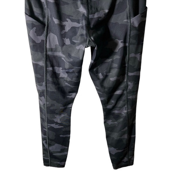 Athleta Ultimate Camo 7/8 Tight Medium - Picture 8 of 10